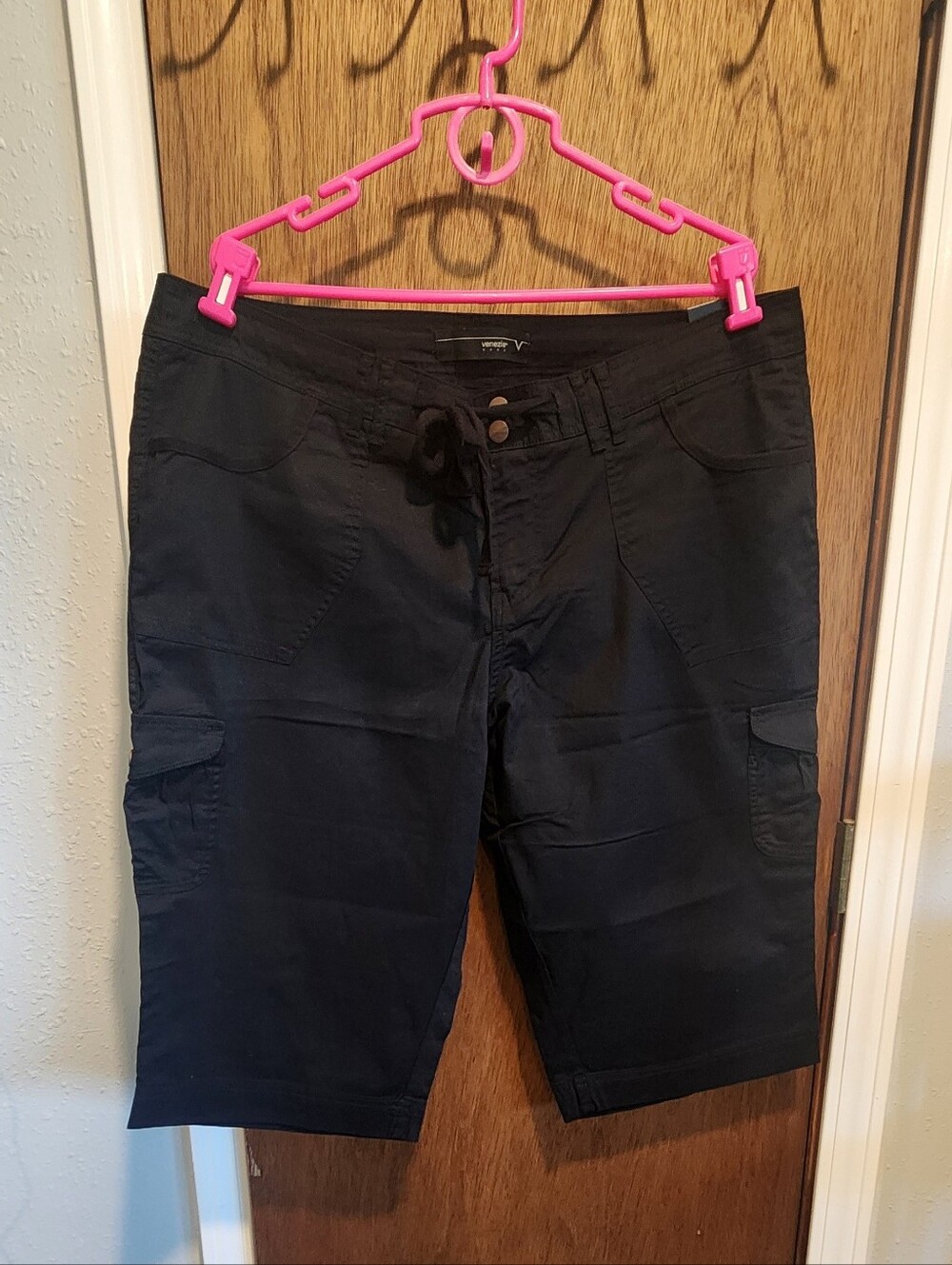 Women’s Venezia Black Cargo Capri NWT